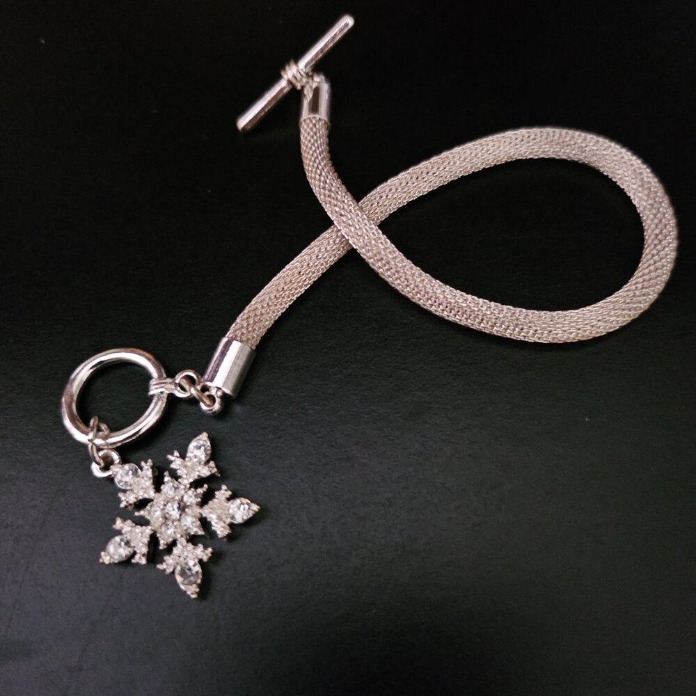 NEW SILVER TONED TOGGLE CLASP BRACELET WITH  GLITTERING SNOWFLAKE ACCENT CHARM